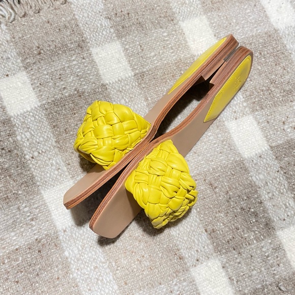 Marc Fisher Square Toe Woven Leather Sandals ✨ Final Price >> $8! ✨ - Picture 2 of 4